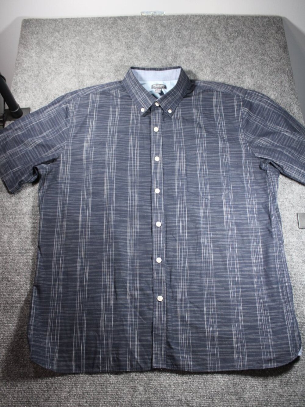 Van Heusen Men's XL Dark Blue Never Tuck Short Sleeve Button Up Shirt
